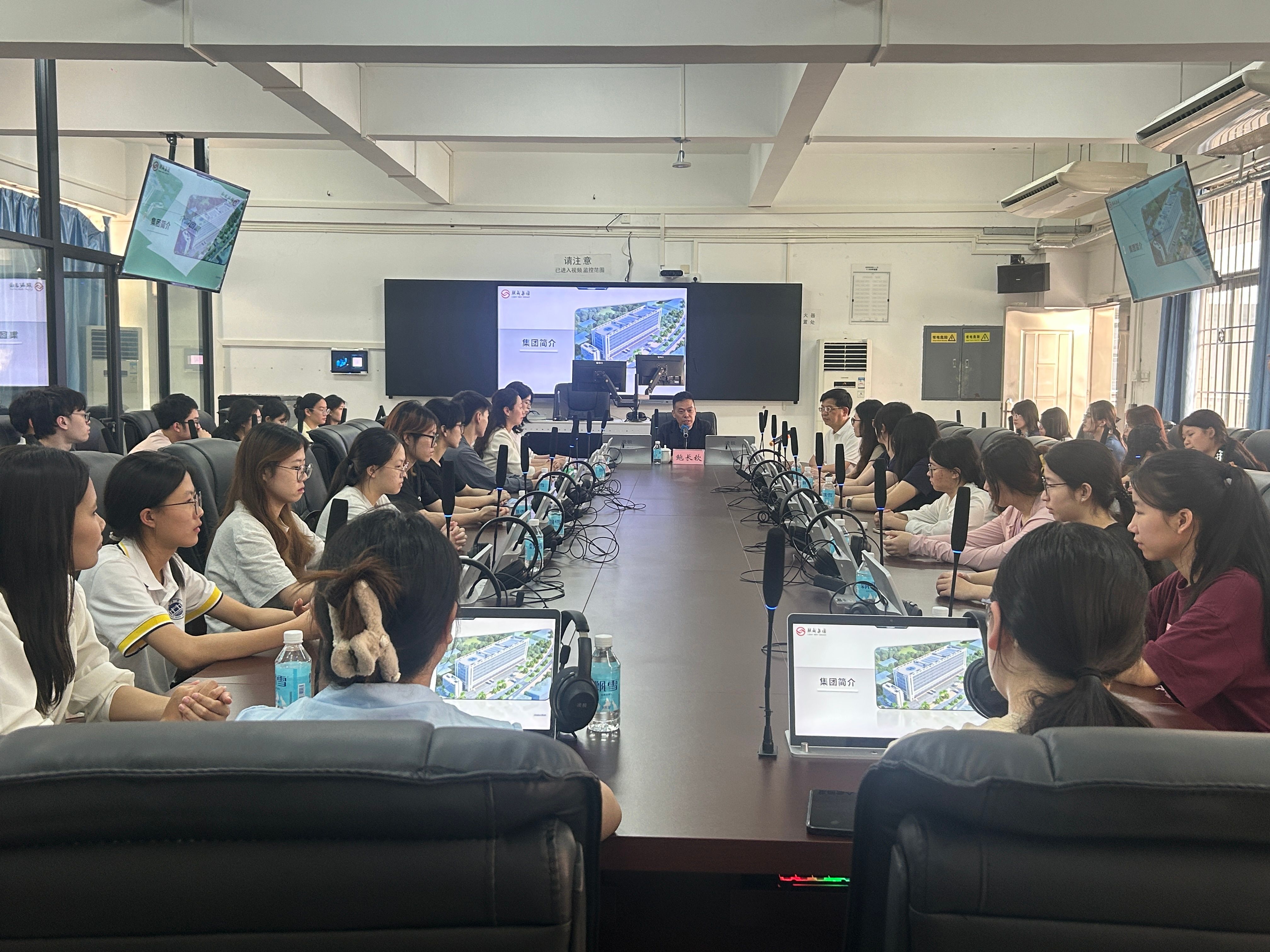 外语学院举办 “商英扬帆，‘职’面未来” 宣讲会