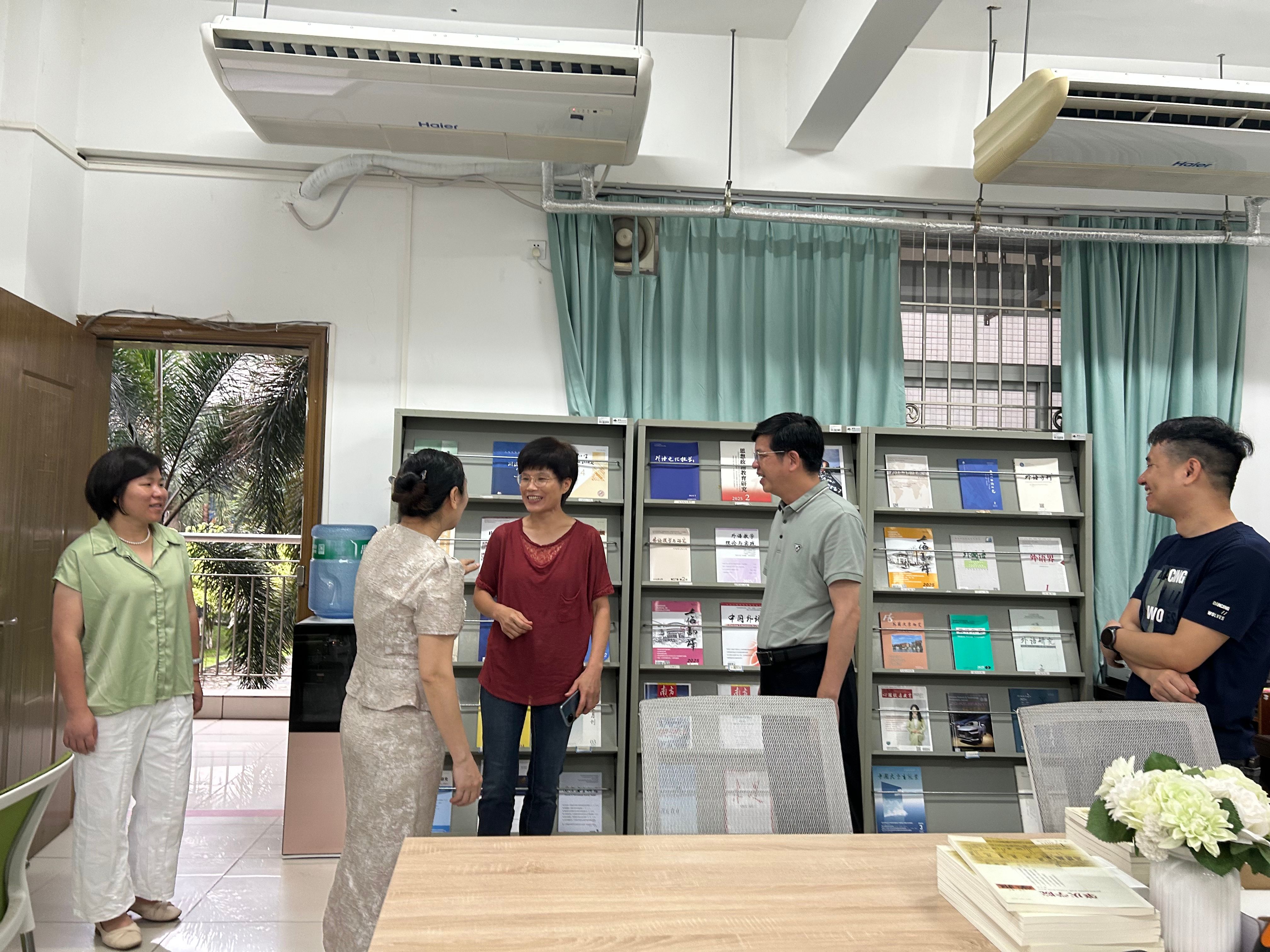 退休教师陈宝英心系学院发展 百本英文书籍传承书香