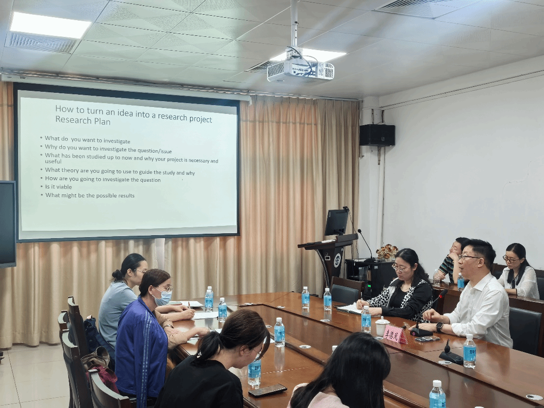 李德凤教授应邀到我院开展SSCI学术论文写作与发表专题讲座